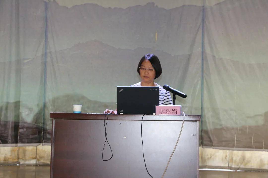 运城市教育局李彩娟主任来校作《教师专业发展培训》