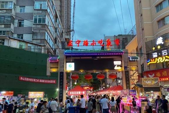 外地游客在甘肃兰州逛夜市，最大的困惑：为什么到处都有马爷？