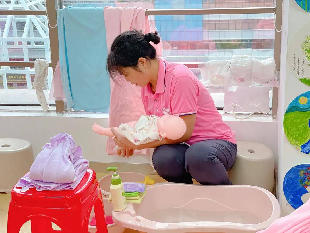 爱心到家育婴师日工作流程细致入微专业放心