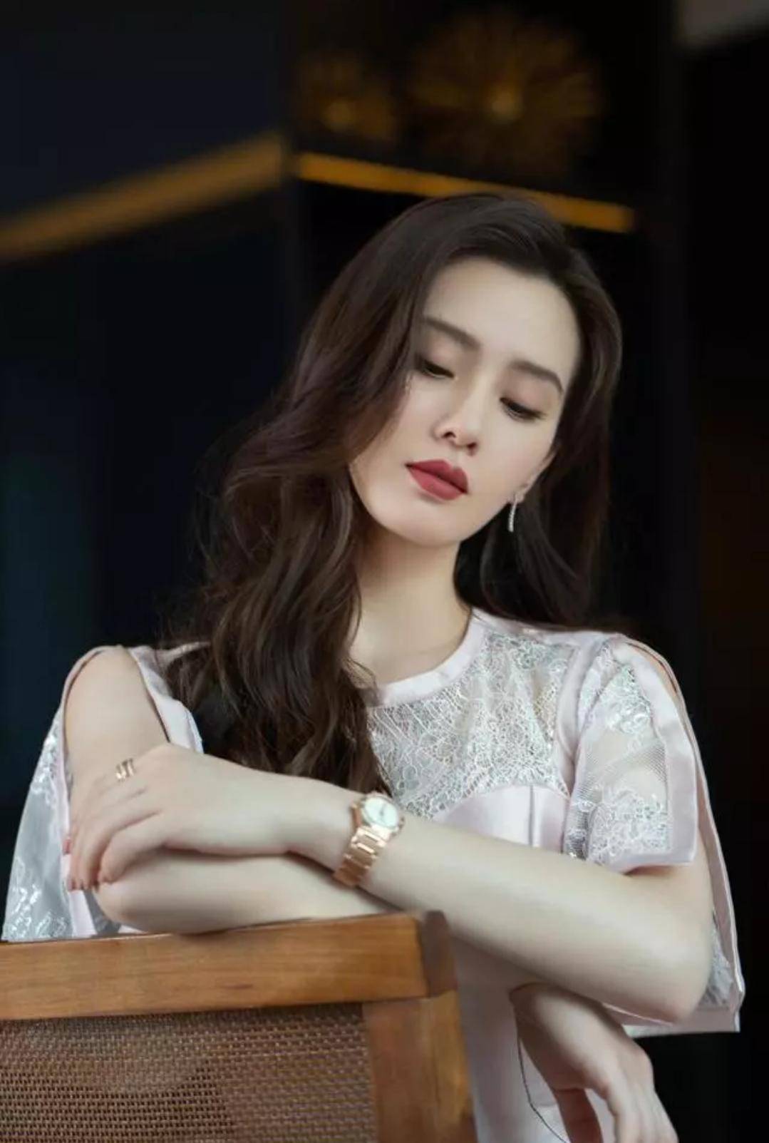 女神|肌肤雪白，面容姣好的刘诗诗，是你喜欢的类型吗