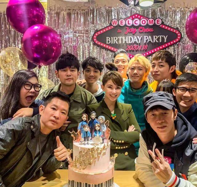 林俊杰|周杰伦生日,穿军绿外套同框林俊杰,妈妈满头白发还抱个“小的”