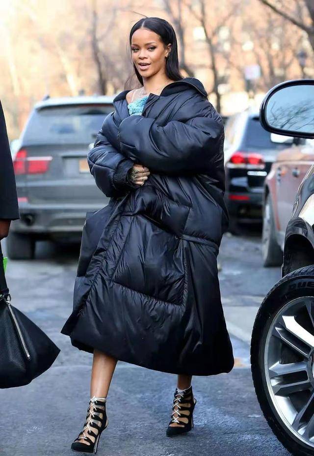 黑色|央视主持方琼滞留河北!穿上万块棉服街头当志愿者,演绎别样时尚