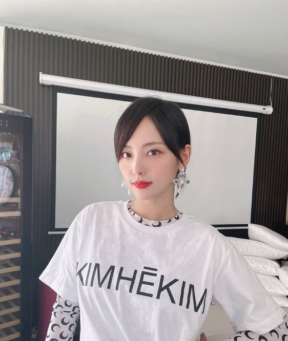 小姑娘|张嘉倪越活越年轻！刘海造型与18岁小姑娘无异，真不像是二娃妈！
