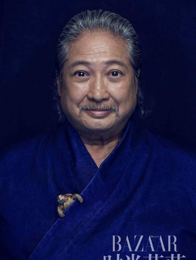 身材|送行陈木胜！洪金宝现身不再坐轮椅，穿衣洋气身材暴瘦没了大肚腩