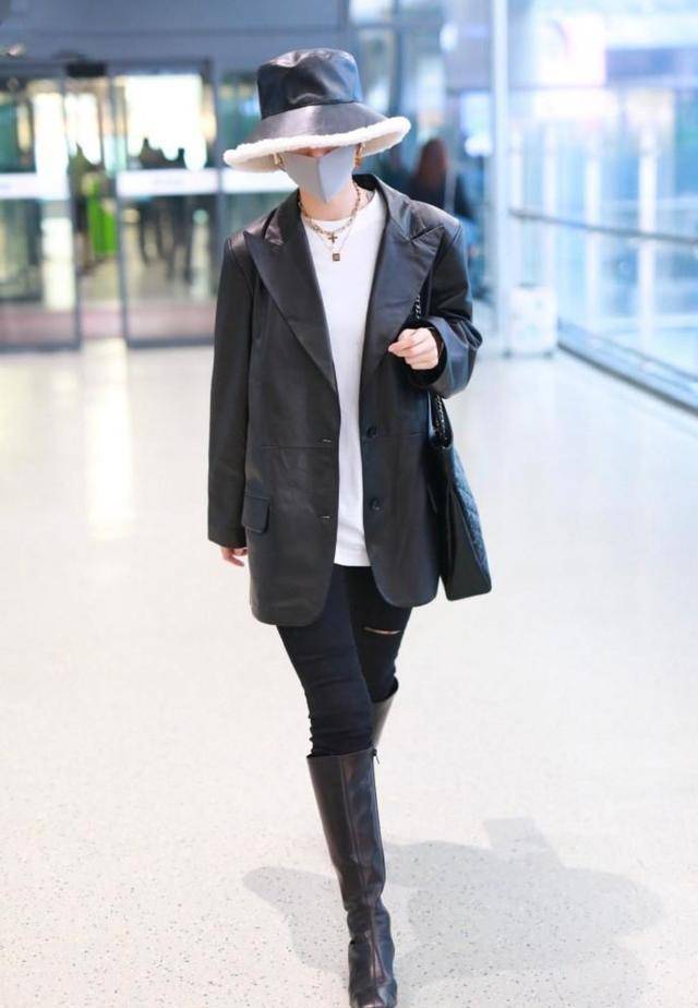 显得|周夏雨穿“老爸款”皮衣，本来配长筒靴挺酷，但硬是穿出可爱公主风