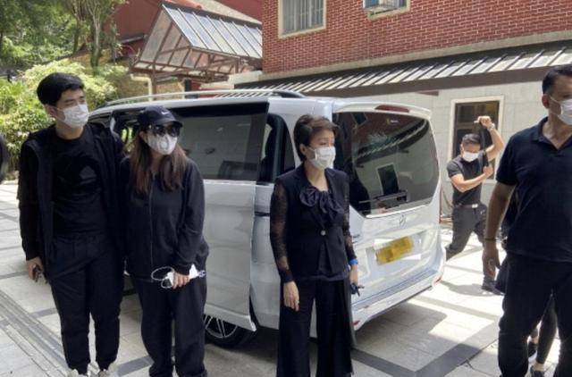 黑色|送赌王!四太没梳头显憔悴,反而三太穿哈伦裤一下车亮出翡翠镯子