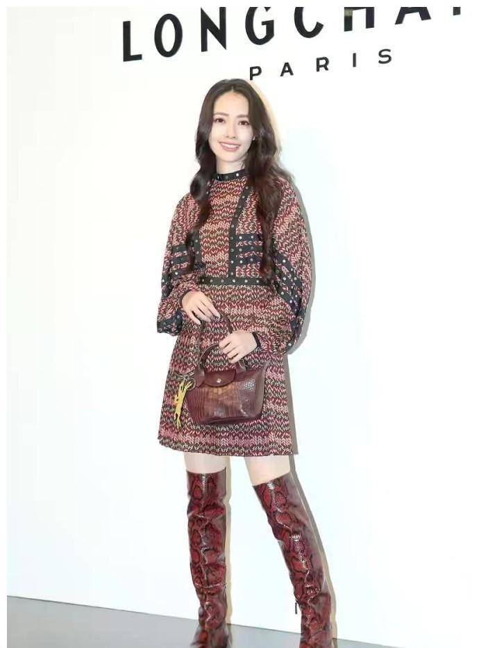 黑色|向佐一家三口同框！女儿打扮时髦太萌，郭碧婷穿粉色帽衫身材圆润