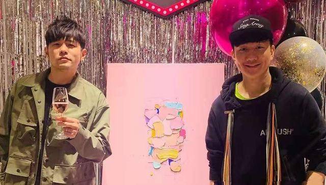 林俊杰|周杰伦生日,穿军绿外套同框林俊杰,妈妈满头白发还抱个“小的”