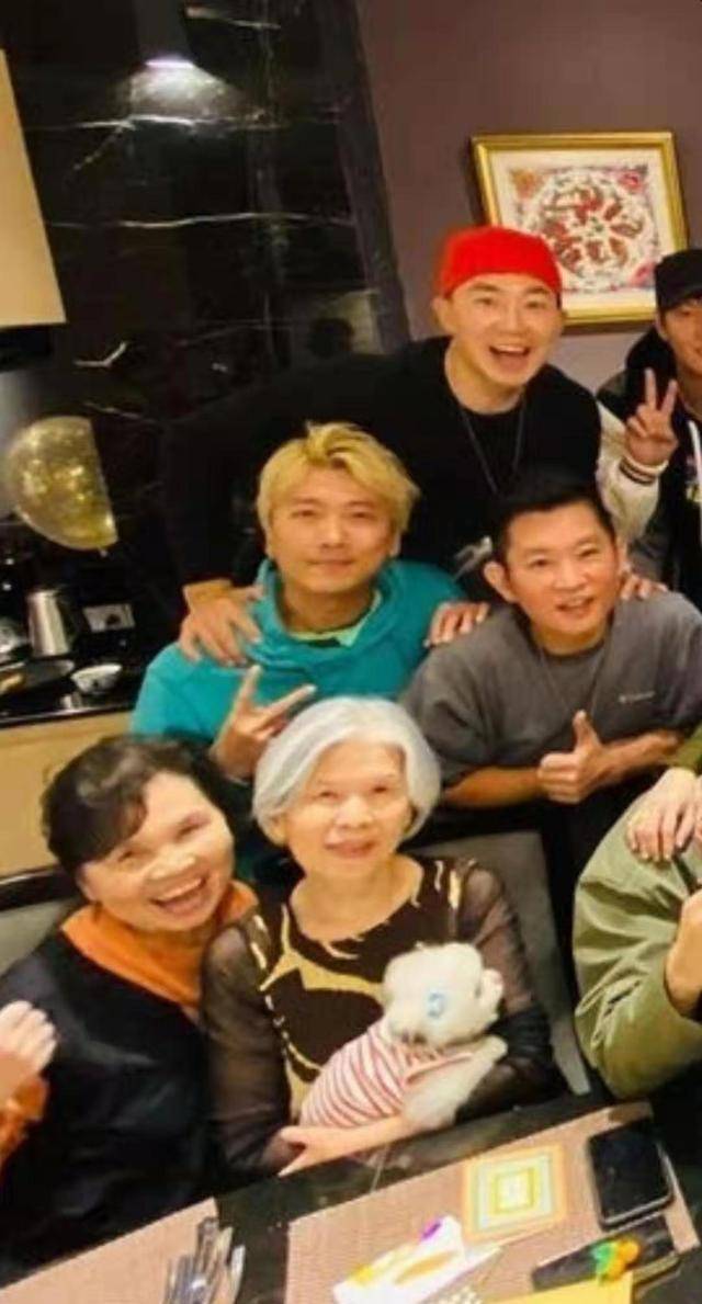 林俊杰|周杰伦生日,穿军绿外套同框林俊杰,妈妈满头白发还抱个“小的”