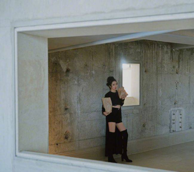 黑色|杨幂清爽风穿搭真是绝了！短款内搭秀小蛮腰，长款外套增加气场