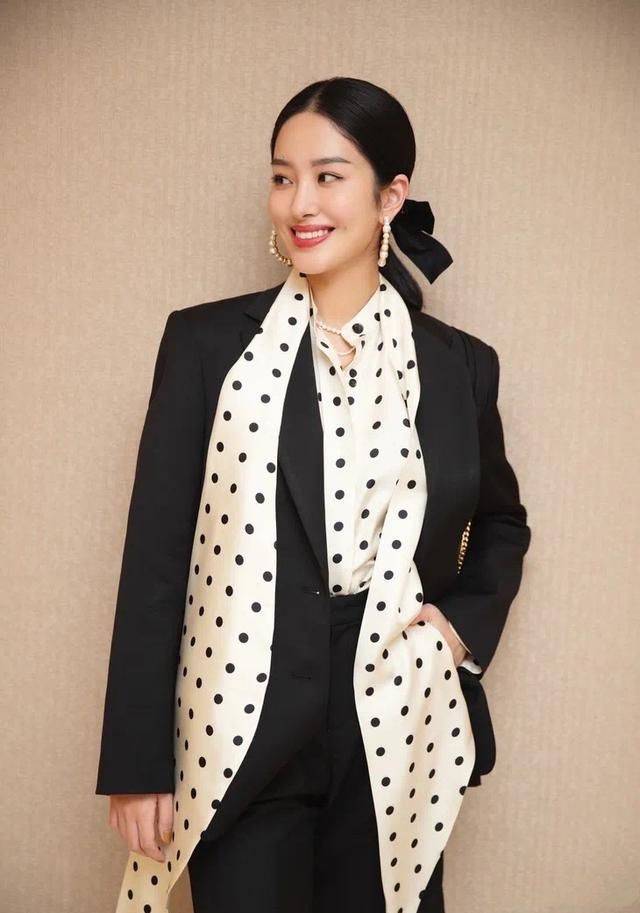 长发|太时尚了,杨采钰的法式穿搭更时髦,这4个技巧快收下!