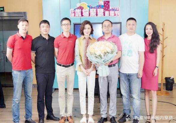 职场|关之琳太敢穿了，58岁穿西装真空亮相，事业线太吸引眼球了