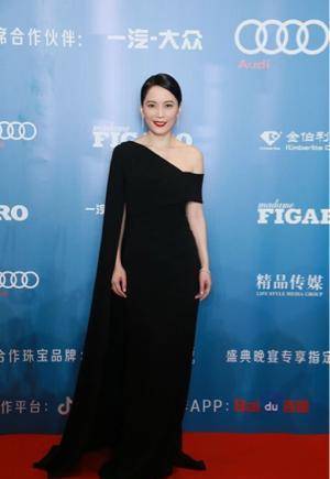 从容|难怪俞飞鸿48岁还没结婚,穿露肩裙现身高级从容,依旧是少女身材
