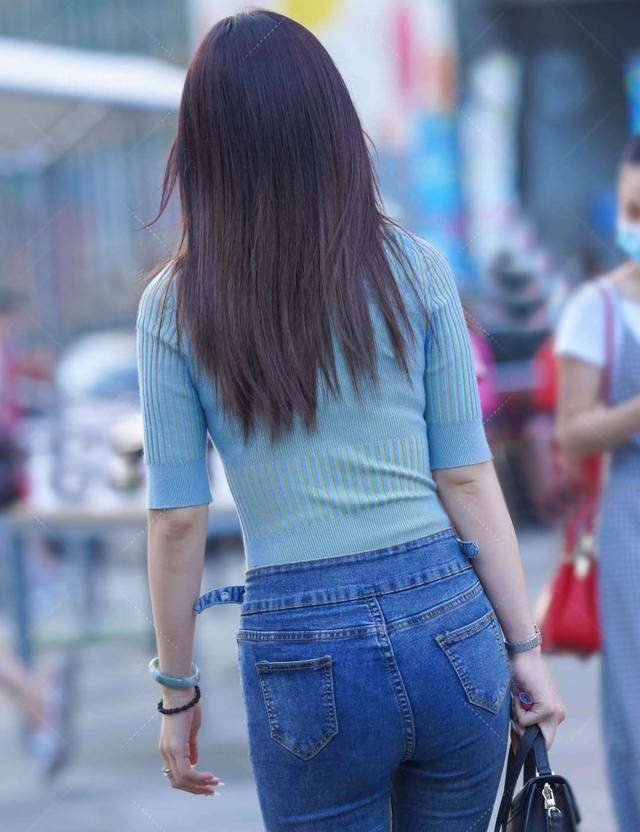 女神|蓝绿色V领上衣搭配紧身牛仔裤，自信又时尚，展现女神范气息