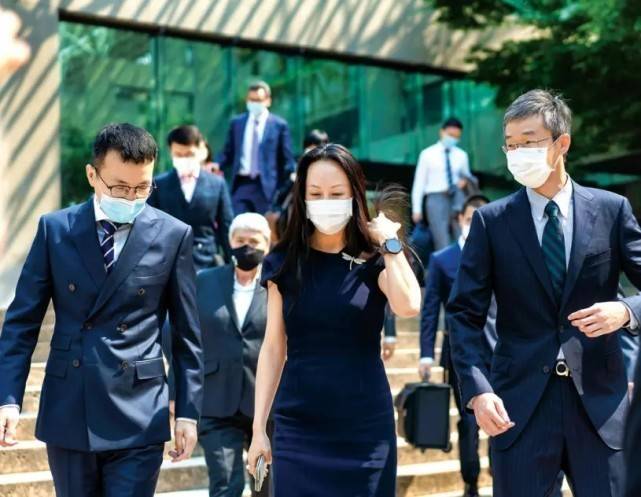 颜色|孟晚舟最新出庭笑开花！穿小黑裙挽着男士出场，状态更回春变美了