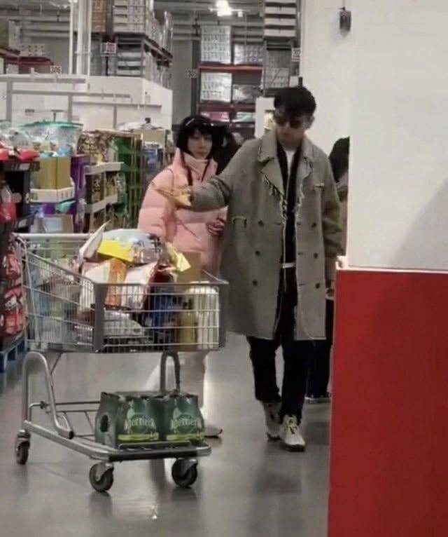 设计|雷佳音独自逛超市屯粮，穿黑风衣配老爹鞋，被粉丝认出一脸呆萌