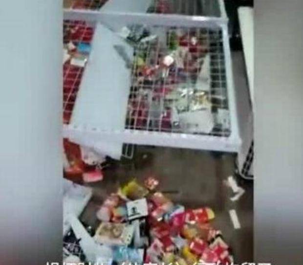 因为|小学生赊账吃零食，家长愤怒砸店！网友：砸店时反省一下自己吧
