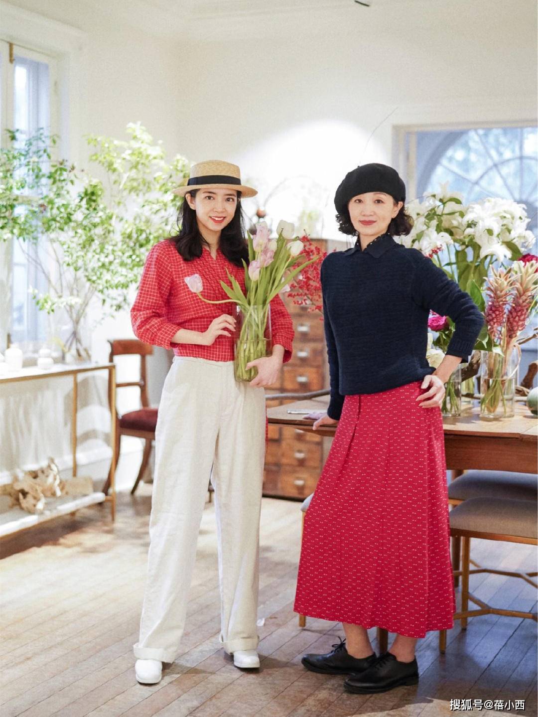 学三木|女人过了50岁，少穿黑白灰！学三木妈妈的高级优雅搭配，时髦气质