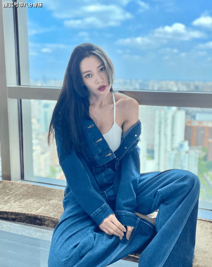 身材|克拉拉不愧是“亚洲第一美女”，牛仔套装中性飒爽，搭吊带显妩媚