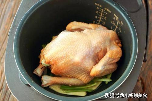 做法|把鸡丢入电饭煲，一滴水都不加，简单一炖，嫩滑鲜香，全家抢着吃