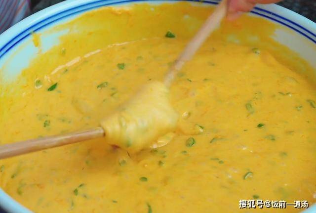 做法|一块南瓜2鸡蛋，筷子搅一搅，8分钟搞定全家人早餐，比油条还香
