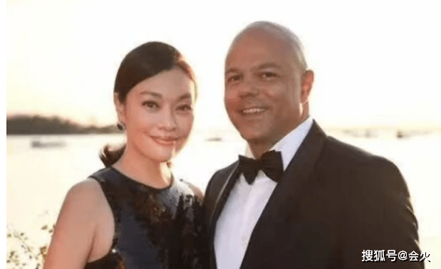 瑞士|57岁史可罕秀恩爱！被外国老公亲密搂肩，混血儿子身材壮硕颜值高