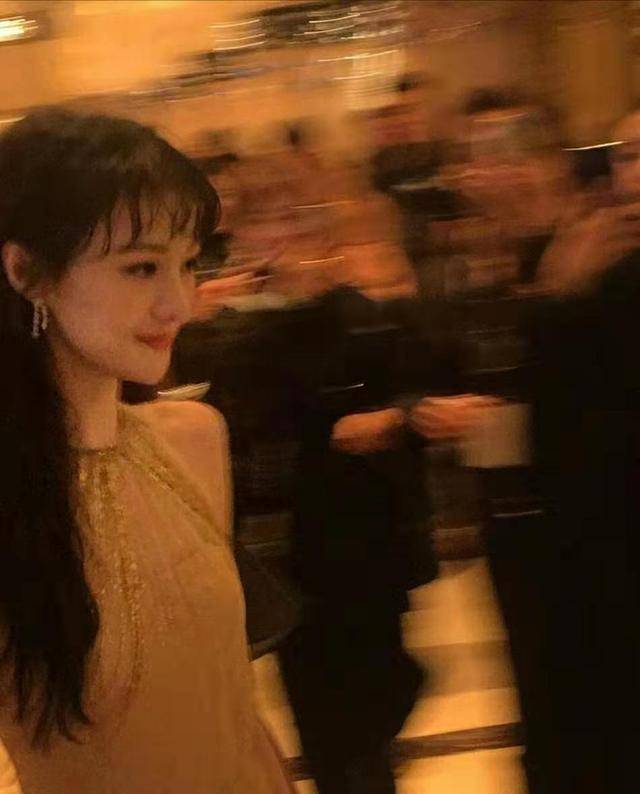 金色|郑爽分手主攻时尚事业，化身钮钴禄·爽，穿金色裙臂挂流苏变女王