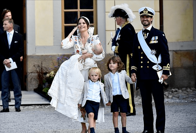 原创瑞典王室举行洗礼仪式3个月的小王子好萌王妃穿刺绣裙像少女