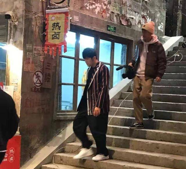 林俊杰|周杰伦生日,穿军绿外套同框林俊杰,妈妈满头白发还抱个“小的”