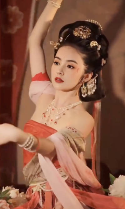 扮相|方媛七夕穿古装韵味足，仿若天外飞仙超惊艳，扮相不逊于明星演员