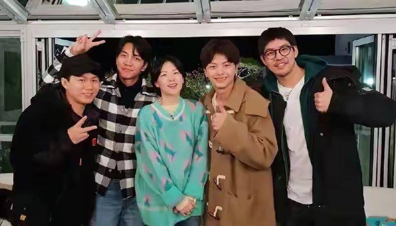 毛衣|李英爱近照曝光！针织衫搭马甲珍珠项链好炫，49岁脸嫩得不像话