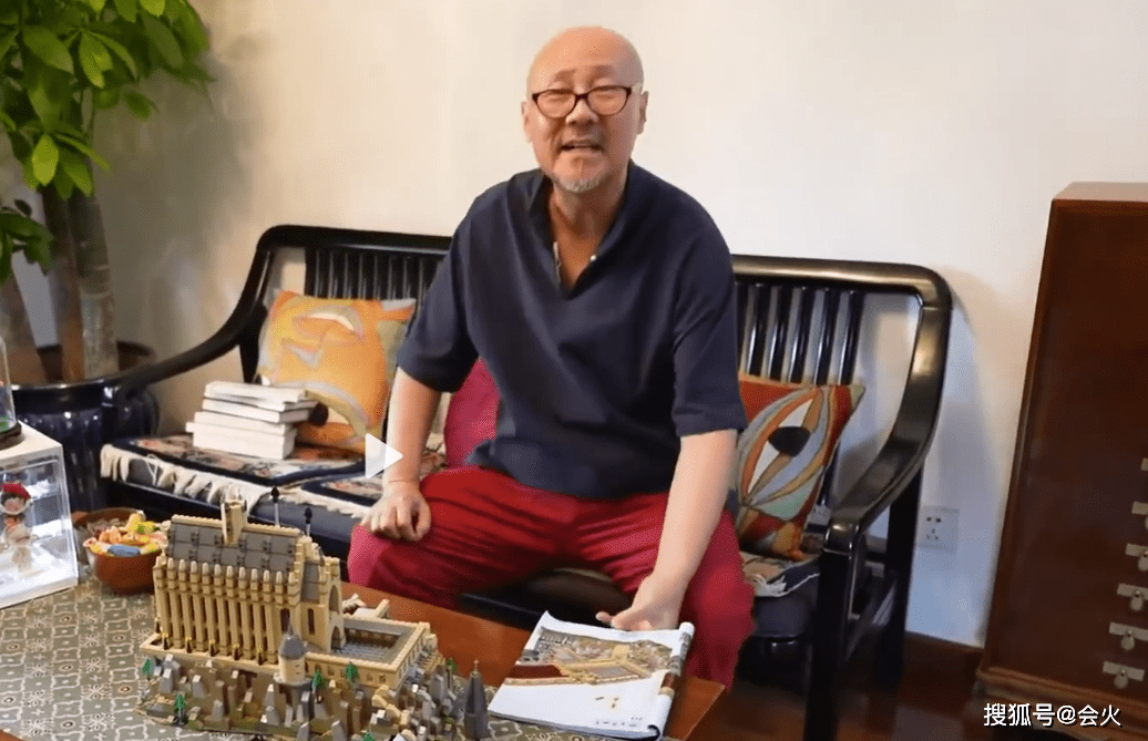 腾格尔|“歌王”腾格尔私宅内景曝光！客厅大树近3米，墙上苍蝇拍接地气