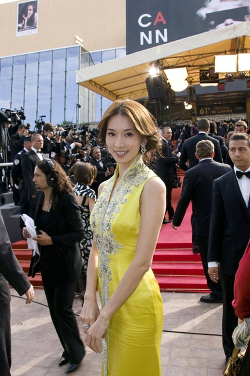 设计|又被林志玲的“括号臀”迷住了,身穿一袭紧身旗袍,腰臀比例出众