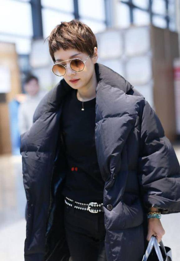 黑色|马伊琍走机场,穿羽绒服配“小樱桃”夏衣,皮肤白嫩露出久违笑容