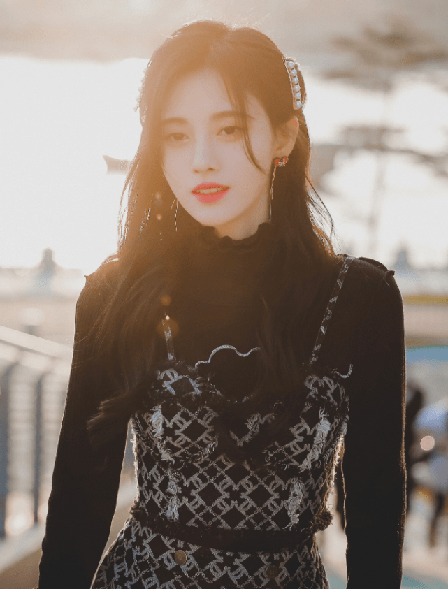 身材|鞠婧祎机场照被曝光，被故意关掉十级PS后，159身高太吸睛