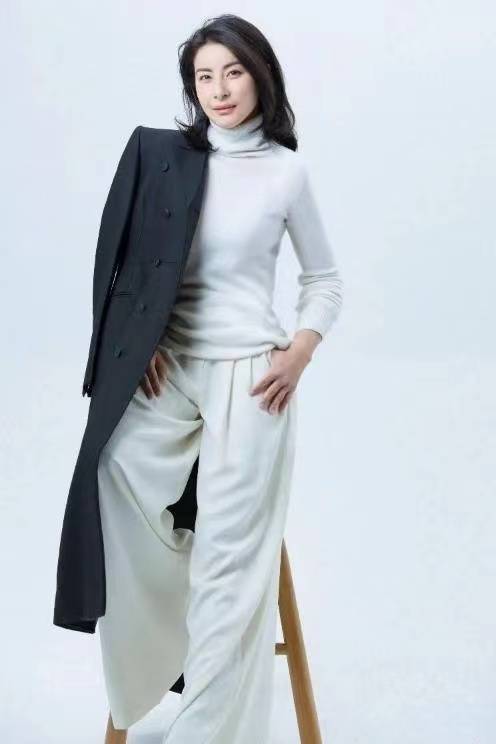 郭晶晶|郭晶晶认真打扮真惊艳,穿一身白裙优雅高级,骨子里有了贵妇气质