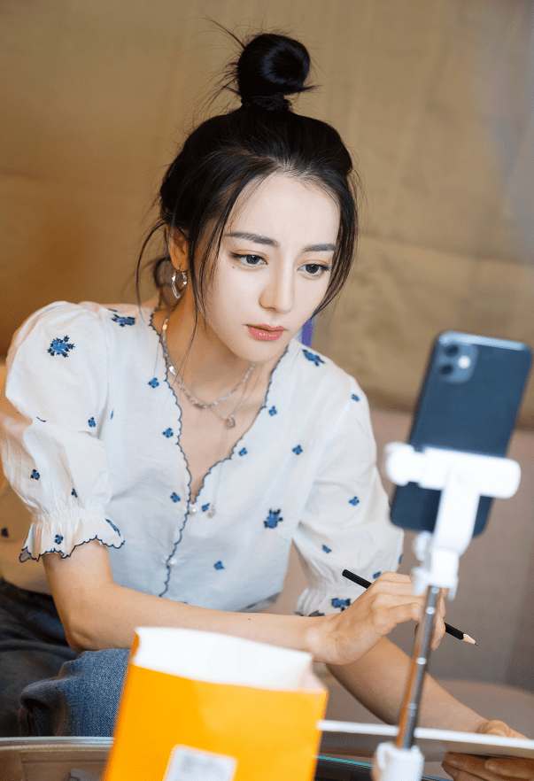 衣品圈|被“乔晶晶”的衣品圈粉了，印花衬衫穿得这么甜，小内搭藏心机