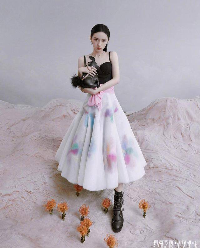 显得|周也《红秀》杂志大片曝光，演绎不同造型，是行走中的美女画报