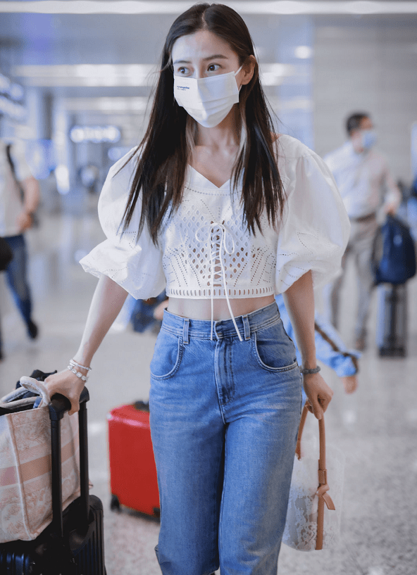 气息|又被杨颖的细腰折服了！袖子和衣身“一样宽”，依然能穿出瘦削感