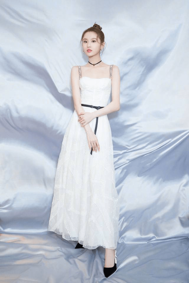 直角|张慧雯胖了10斤仍很坦荡，大方穿吊带裙秀出直角肩，照样很nice