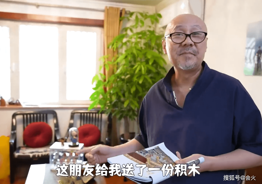 腾格尔|“歌王”腾格尔私宅内景曝光！客厅大树近3米，墙上苍蝇拍接地气