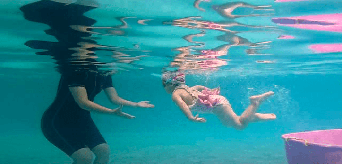 梦见自己跳水游泳，探索梦境中的自我与潜能