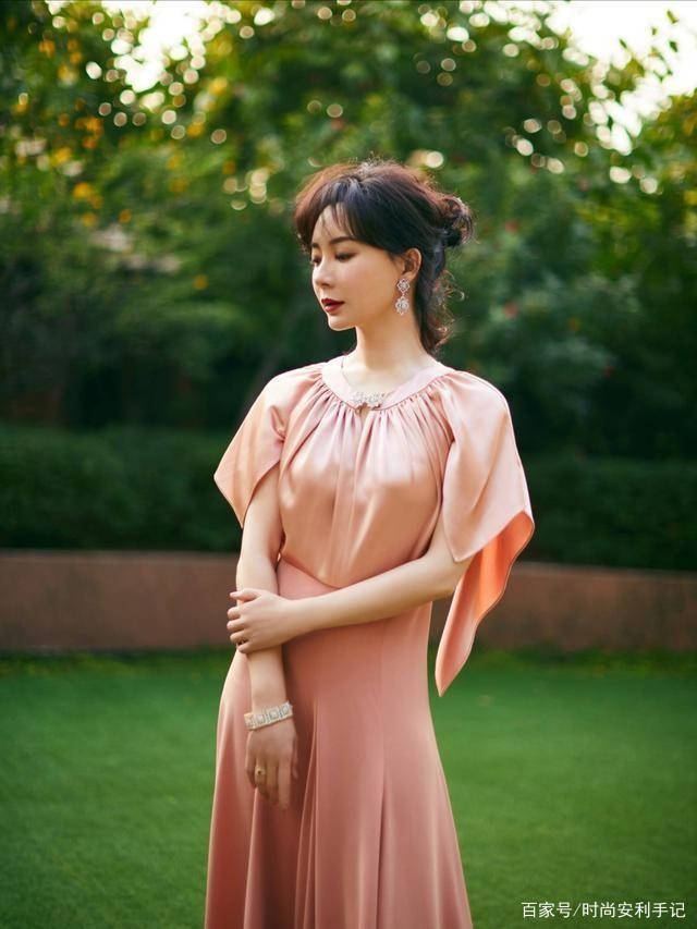 颜色|女人过了50岁，会穿裙子更优雅！牢记“二穿二不穿”，气质显年轻