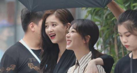 杨紫乔|杨紫乔欣蒋欣三美同框，衣服还原《欢乐颂》，网友：蒋欣发福了！