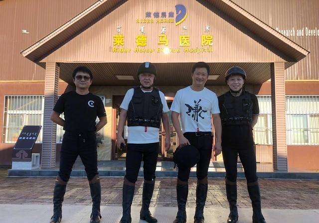 于谦|46岁吴京发福!穿斑马纹短裤像裹条裙子,掀T恤擦汗不及于谦儒雅