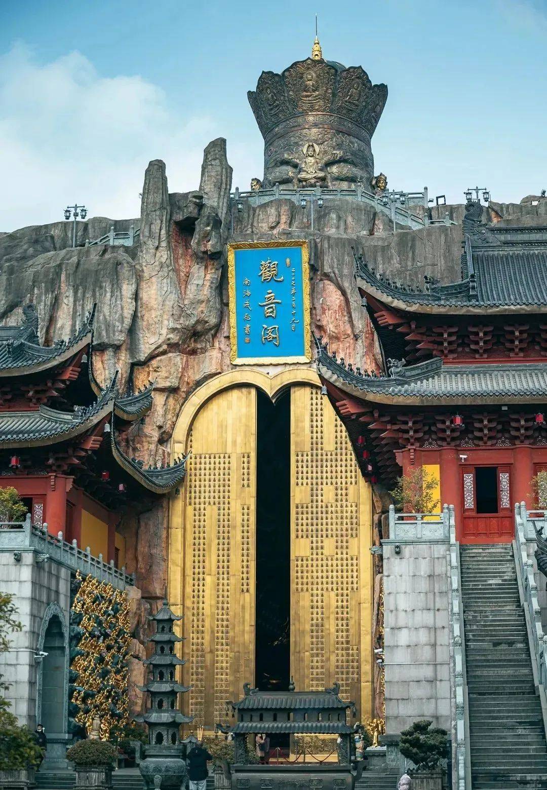 整座寺院分圆通殿,大雄宝殿,观音阁,善财阁,佛头像,千佛门,钟楼,鼓楼