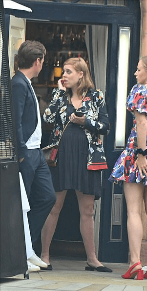 事情|英国公主挺9个月孕肚亮相！迷你黑裙配花衣，二婚老公手插兜耍酷