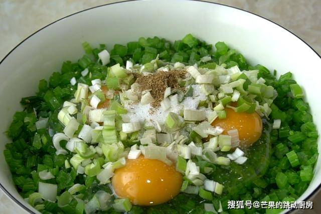 蔬菜|芹菜加3个鸡蛋，筷子一搅，手不用沾面，10分钟搞定全家人早餐