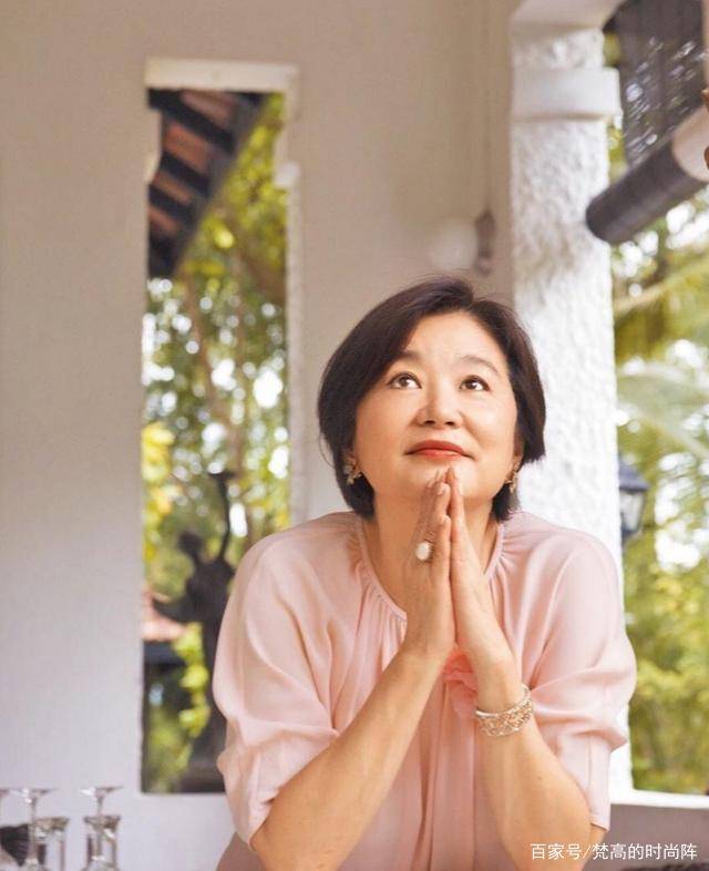 林青霞|林青霞近照曝光，一身休闲黑衣陪友人漫步！真不像66岁的老太太