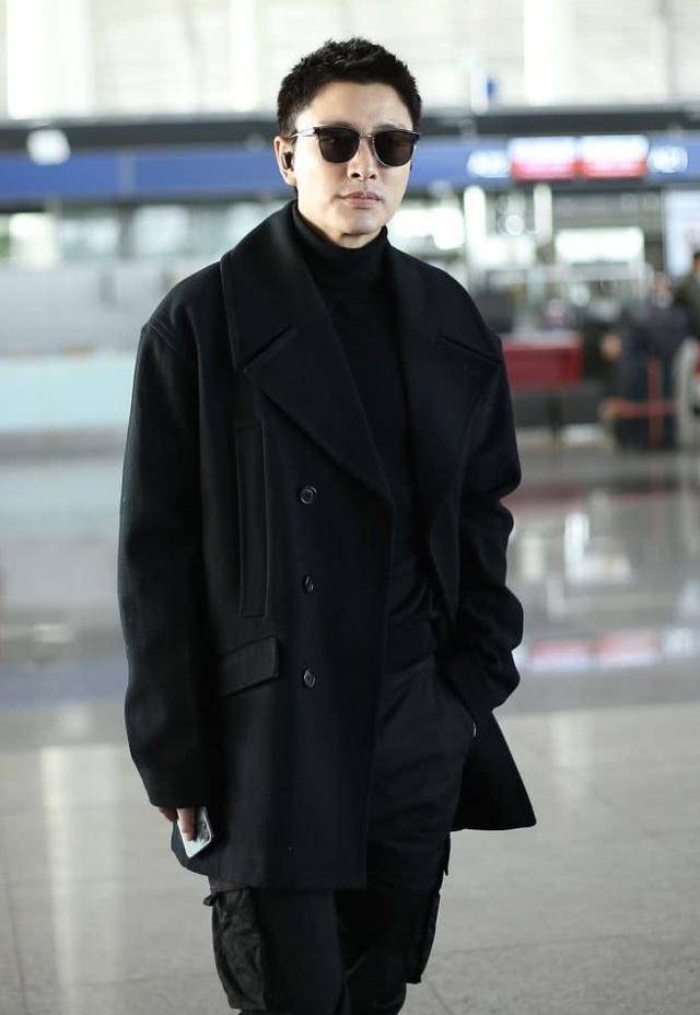 黑色|35岁贾乃亮知性了，全黑look配马丁靴现身机场，看得出他的笑很浅